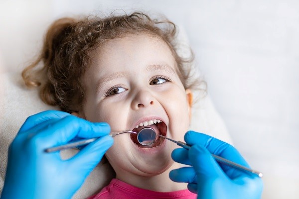 Diagram comparing healthy gums and periodontal disease